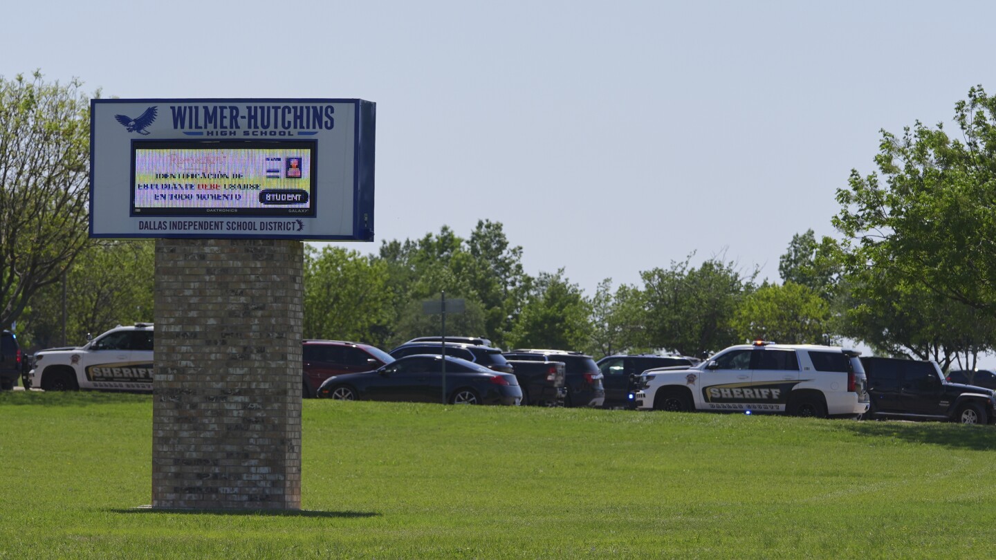 The student who shot a 4 at Dallas High School targeted a particular student, the school police chief said