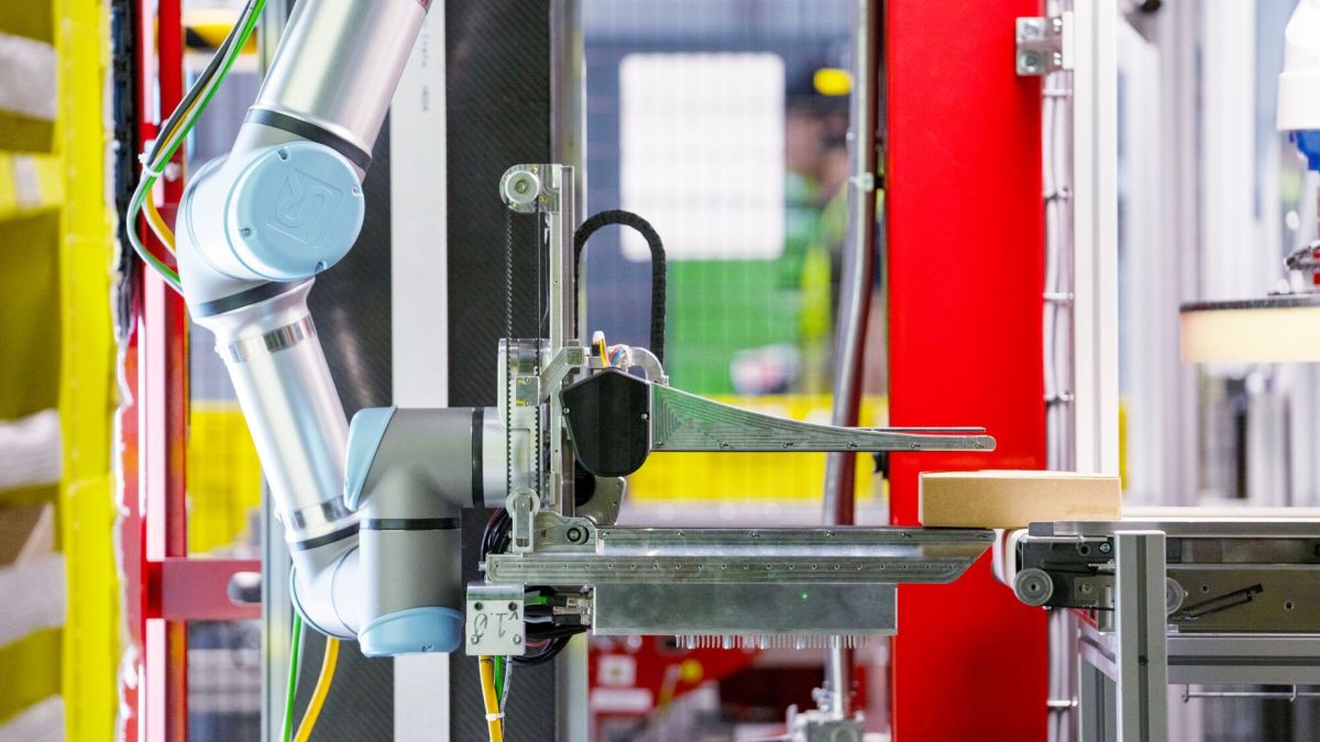 Amazon makes warehouse robot debut with the feeling of “touch”