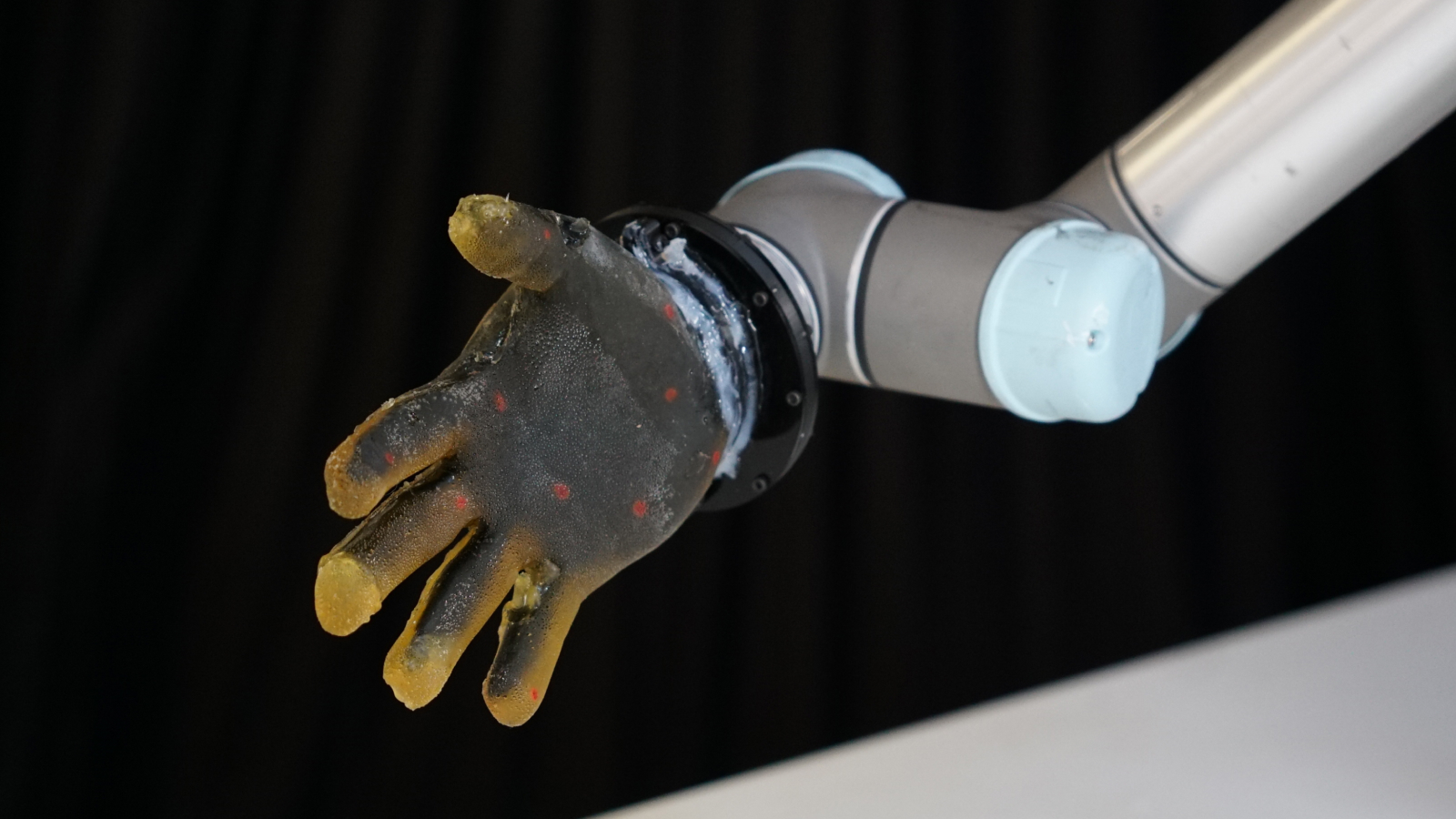 Scientists burned new robotic skin that could “feel it all” and plunged in and sliced ​​it
