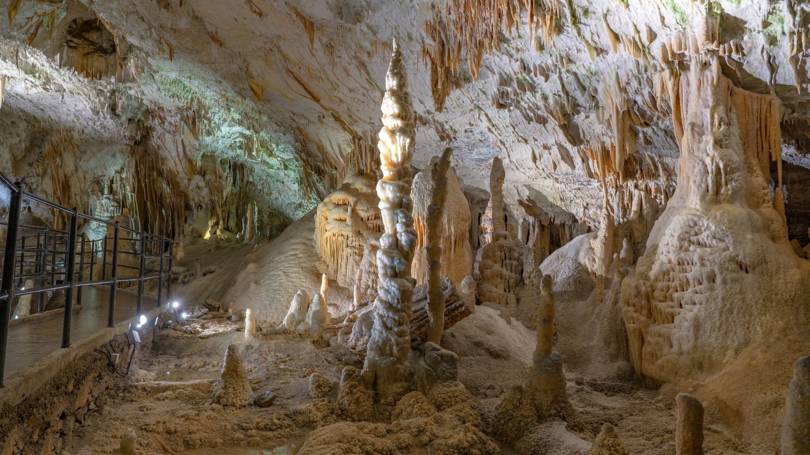 Scientists discover that stalagmites follow a single mathematical rule