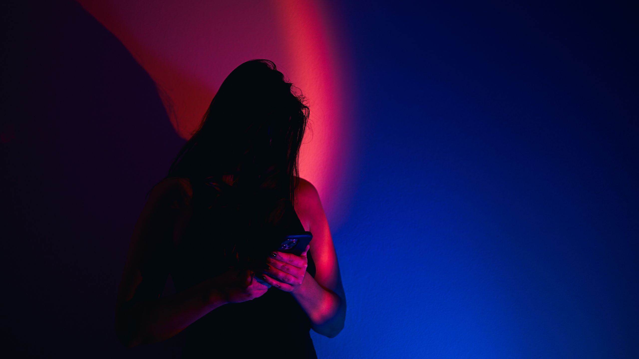 Diagnostic Dilemma: A woman experienced delusions of communicating with her dead brother after a late-night chatbot session.