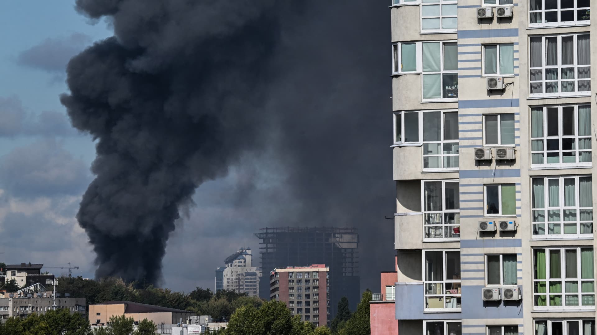 Russia pounds Ukraine’s energy infrastructure, leaving 600,000 without power